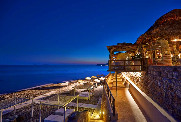 Beach bars to party in Santorini
