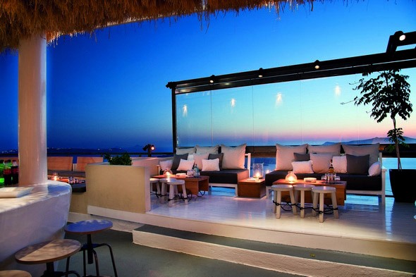 Clubs and bars to party in Santorini
