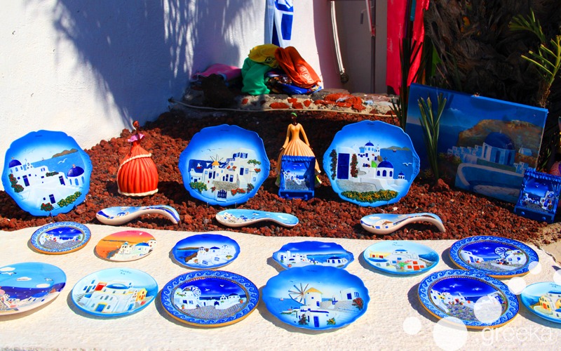 Things to buy in Greece: Souvenir plates from Santorini