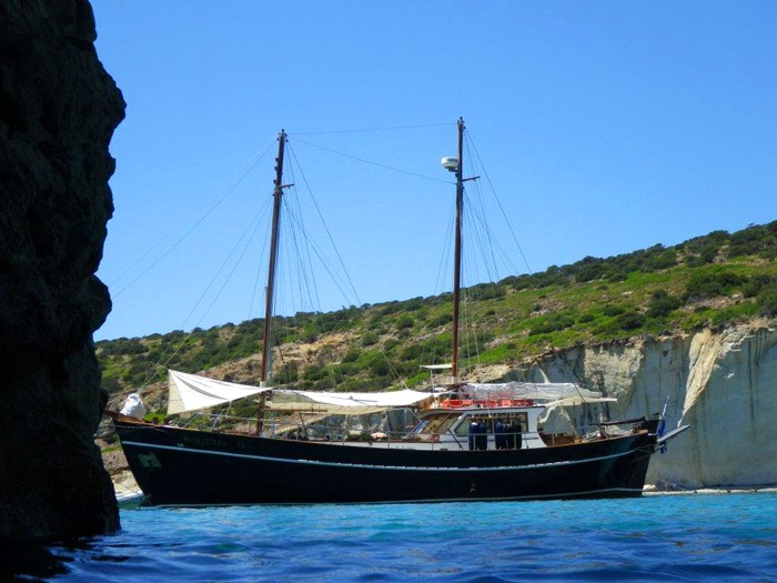 Milos tours: Boat tour to Kleftiko Sea Caves