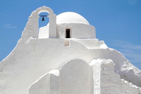 A small, white chapel in Mykonos Town