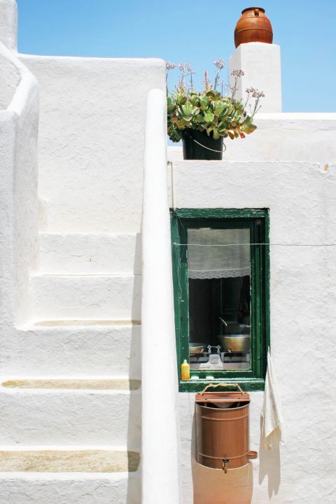 The small windows are a characteristic of all houses in Chora.