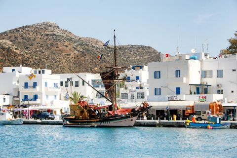 Accommodation and shops on Ormos port, Ios.