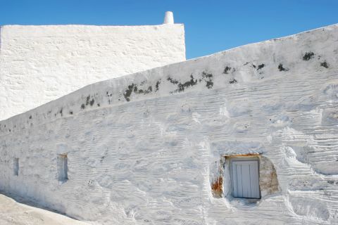 Whitewashed buildings.