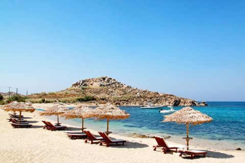 Relax by the sea on Agia Anna beach.