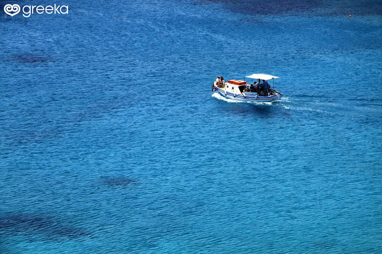 Water taxi leaving the beach of Super Paradise in Mykonos