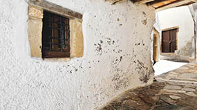 The alleys of the Venetian Kastro Castle in Chora