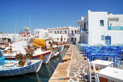 Places to eat and drink around the port of Naousa.
