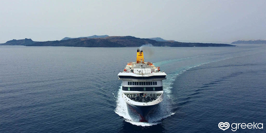 Santorini ferry arriving at Athinios Port