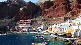 Ammoudi harbor and its restaurants