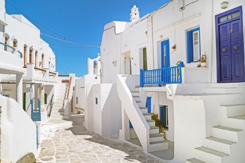 Walking in the picturesque alleys of Sifnos