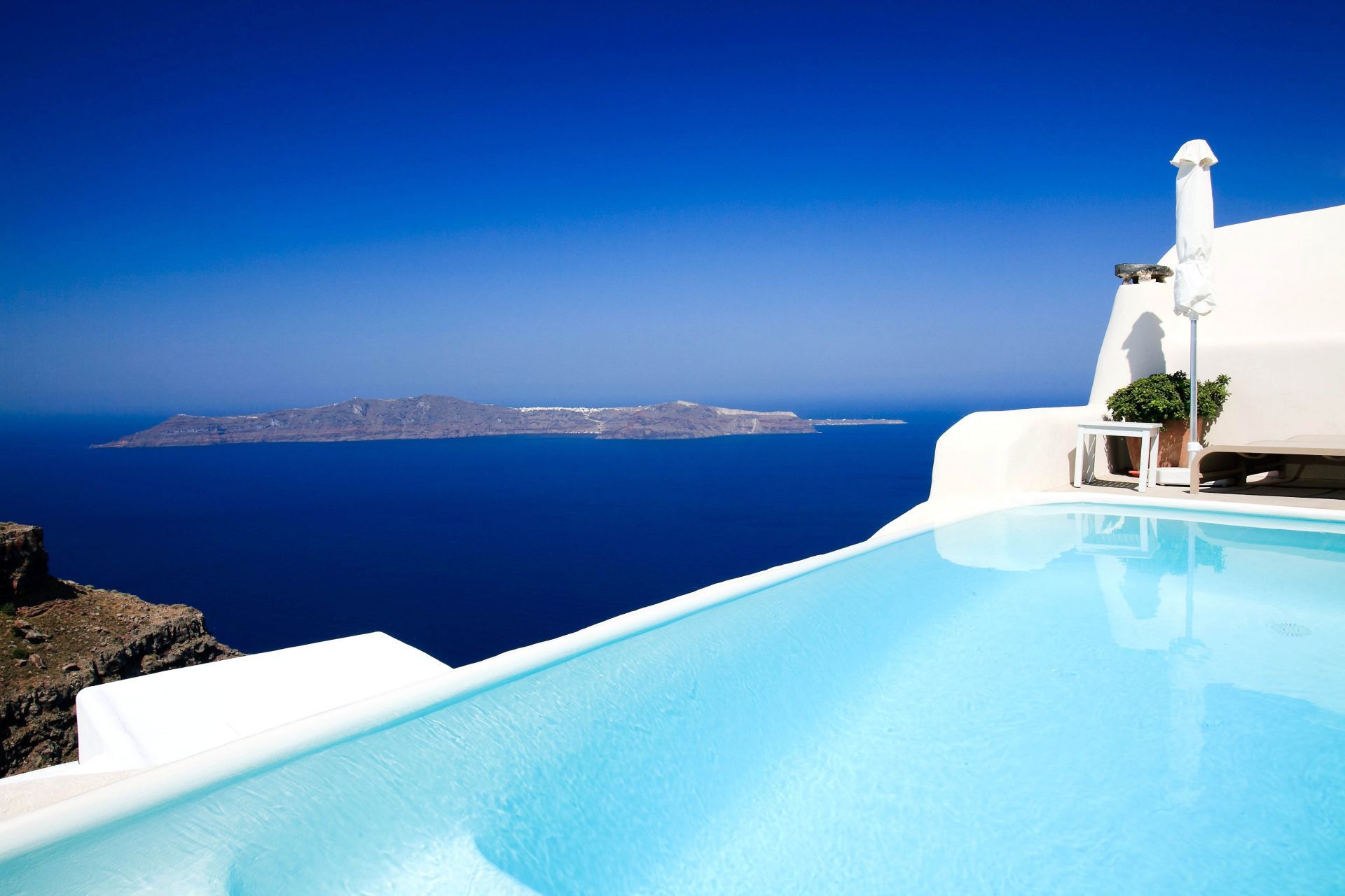 Luxury Hotel with infinity pool in Santorini, Greece