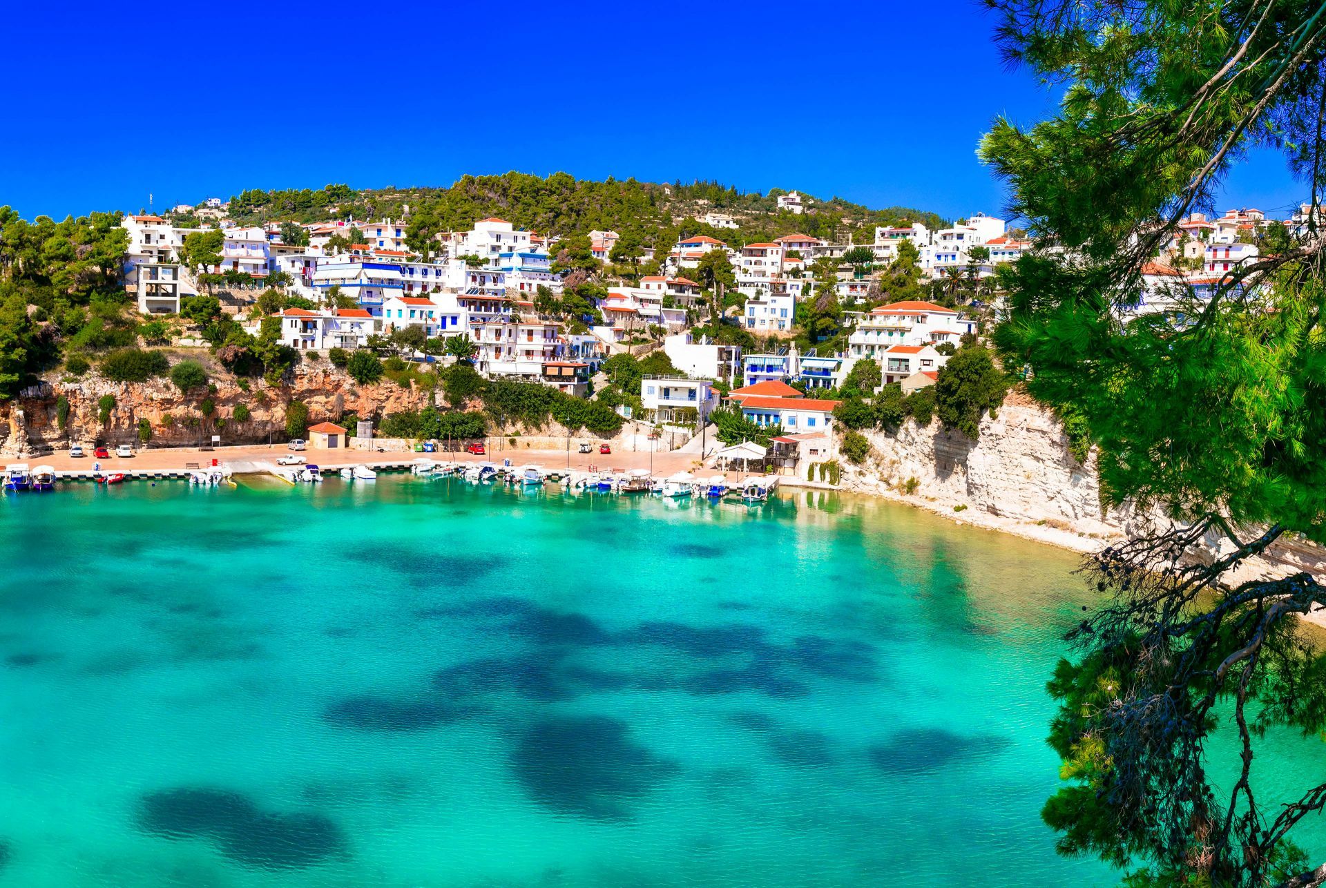 Seaside hotels in the area of Roussoum Gialos in Alonissos