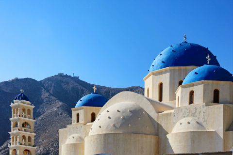 Church of Holy Cross: The church is decorated in Cycladic colors