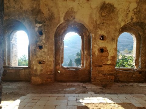 Kalamitsia Monastery: Arched windows