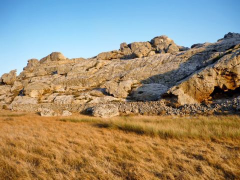 Epano Kastro: Cliffs and vegetation