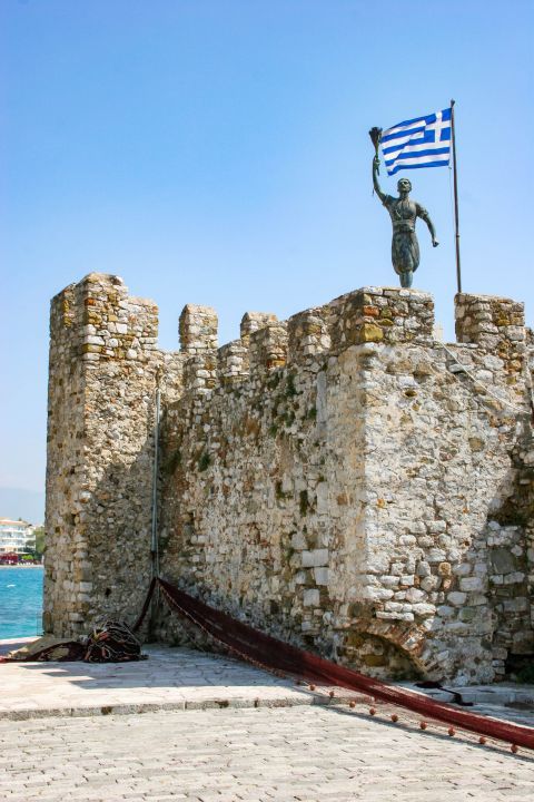 Statue of Anemogiannis: The statue in the port of Nafpaktos represents him holding a torch.