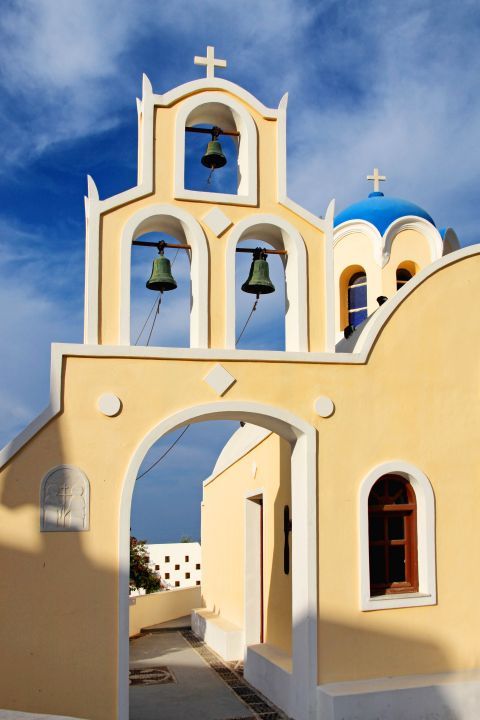 Folklore Museum: Inside the premises of the Folklore Museum of Santorini, there is the Chapel of Agios Konstantinos