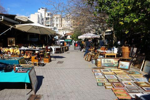 Flea Market: Avisinias square 