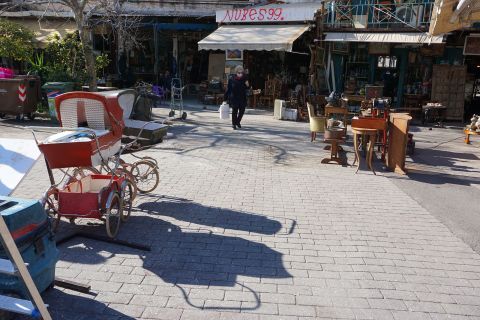 Flea Market: Shops around Avisinias square