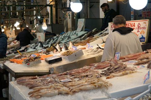 Central Municipal Market: Fresh fish directly from Keratsini 
