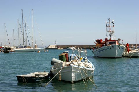 Mikrolimano Harbor: Fishing boats