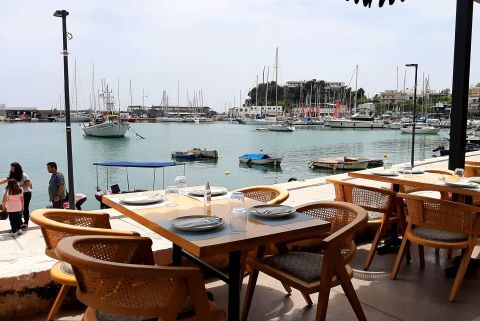 Mikrolimano Harbor: Fancy restaurants and cafe near the sea