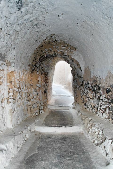 Emporio Castle: Picturesque narrow streets inside the entrance of Emporio Castle