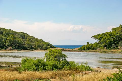 Lake: The lake of Agistri is located close to Aponisos Beach