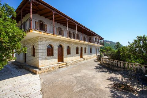 Monastery of Kipoureon: Impressive construction