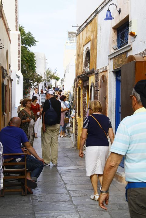 Nikos Nomikos Street: People strolling around Oia