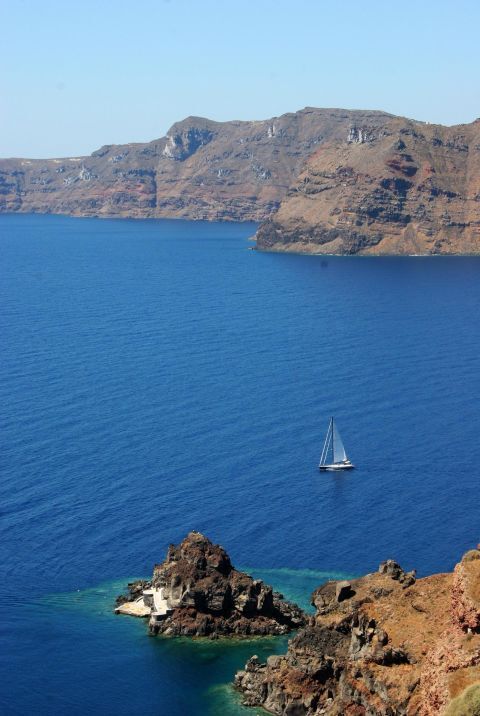 Agios Nikolaos Islet: View of the islet from Oia