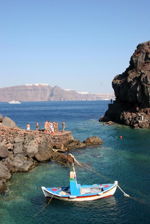 Agios Nikolaos Islet: Short distance from the shore
