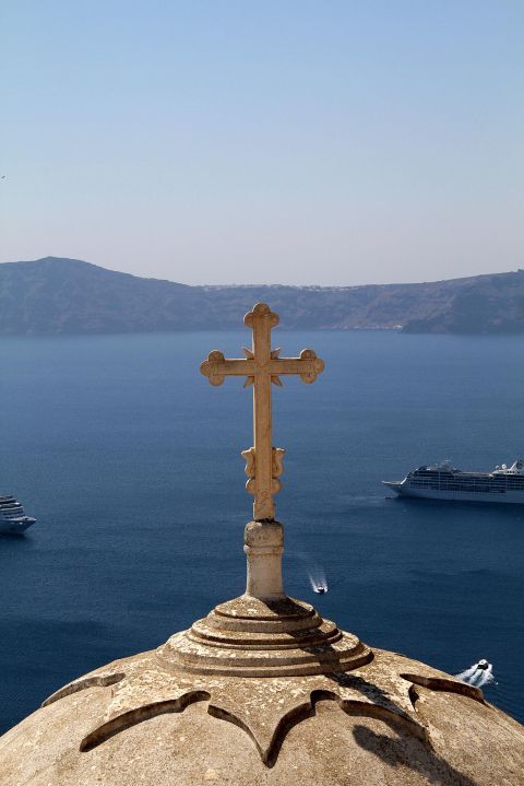 Church of Agios Ioannis Theologos: Cruise boats in the bay