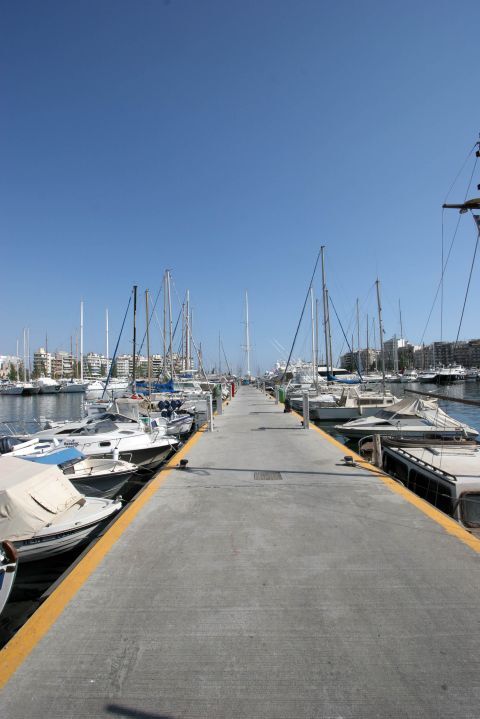 Marina Zeas (Pasalimani): walking along the dock