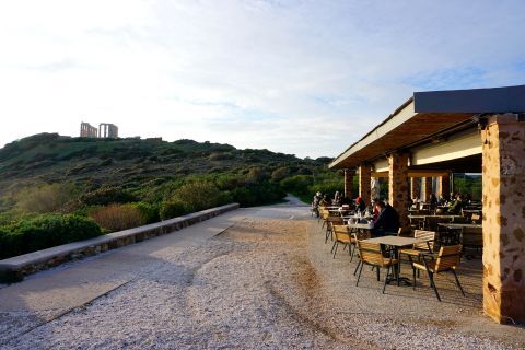 Sounio Poseidon temple: Naos cafe restaurant with beautiful views to the temple and the sea