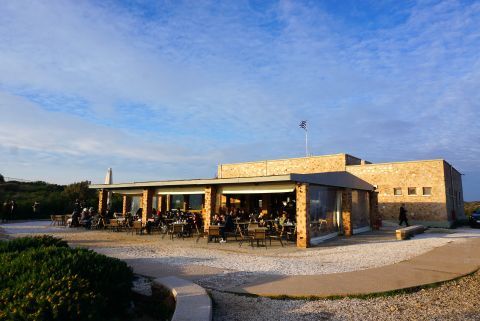 Sounio Poseidon temple: Naos cafe restaurant offers amazing sunset views