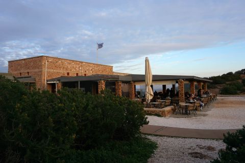 Sounio Poseidon temple: Naos cafe ideal for a coffee or a drink only a few meters away from the temple