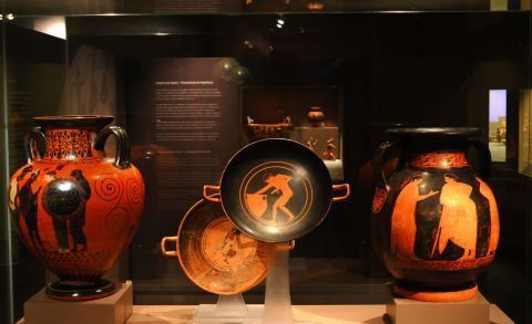 Cycladic Art Museum: Red-figure and black-figure decorations on Ancient Greek vases