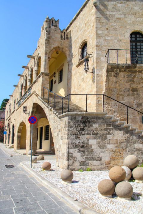 Municipal Art Gallery:  This gallery belongs to the Museum of Neohellenic Art of the Municipality of Rhodes.