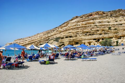 Caves of Matala: Umbrellas and sun loungers