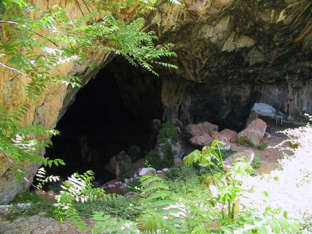 Skoteino Cave