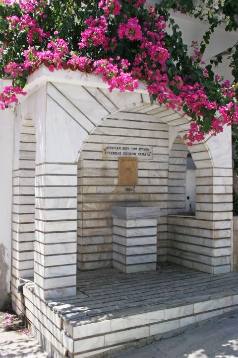Panagia Kaliviani: A small fountain