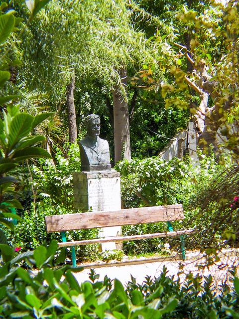Public Park: A bronze statue in the Public Park of Rethymno