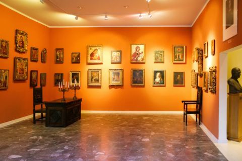 Solomos Museum: Religious icons and other paintings.
