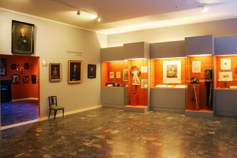Solomos Museum: Paintings of eminent personalities of Zakynthos and personal items.