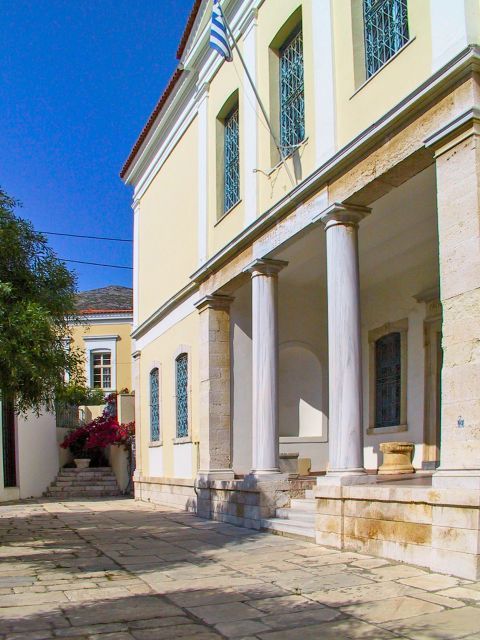 Archaeological Museum: The museum host exhibits that were found in excavations all around Samos, that date from the Prehistoric till the Hellenistic times.
