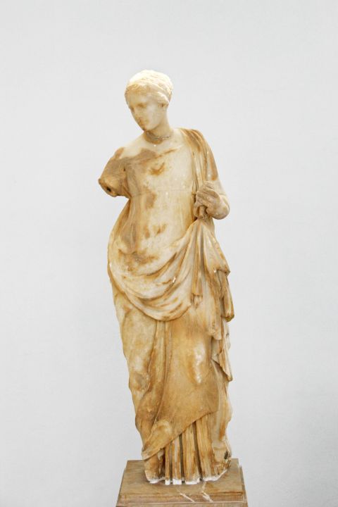 Delos Archaeological Museum: Woman figure - marble statue