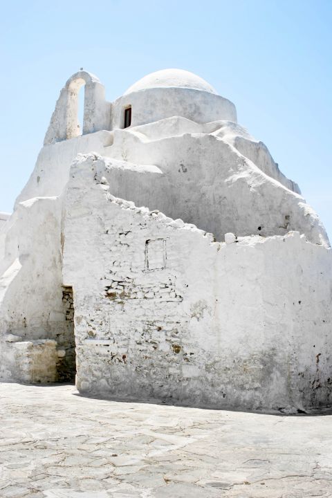 Panagia Paraportiani: The white, asymmetrical church of Panagia Paraportiani in Mykonos