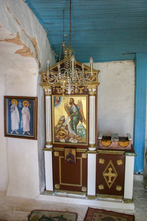 Agios Ioannis Antzoussis: Inside this small church, there are rare Byzantine icons that depict Orthodox saints and scenes from the Bible.